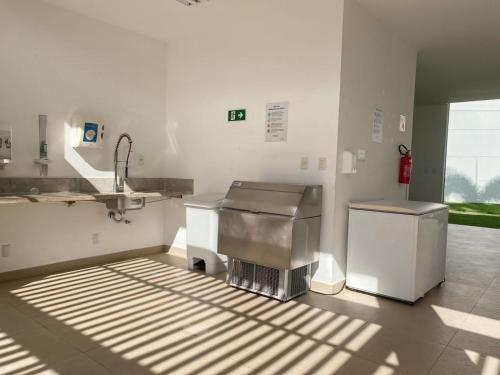 uma cozinha com um lavatório e uma bancada em Apartamento Praia do Forte 2 quartos Iberostate Mediterrâneo 1 na Praia do Forte