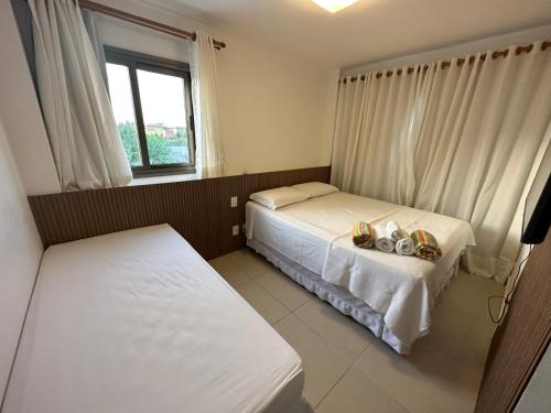 um quarto de hotel com duas camas e uma janela em Apartamento Praia do Forte 2 quartos Iberostate Mediterrâneo 1 na Praia do Forte