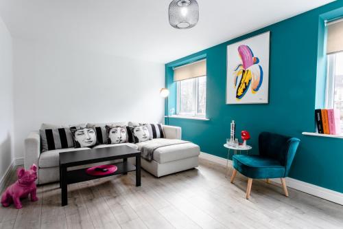 a living room with blue walls and a couch at Fab 2bedroom apartment- Free parking, 5mins from city centre, Portland Rd NE2 1DJ in Newcastle upon Tyne