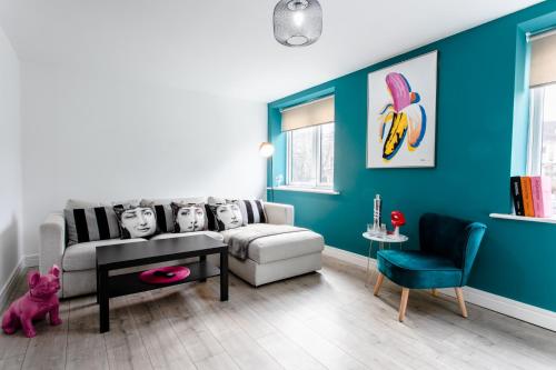 a living room with blue walls and a couch at Fab 2bedroom apartment- Free parking, 5mins from city centre, Portland Rd NE2 1DJ in Newcastle upon Tyne