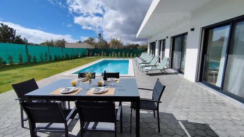 Valverde 3 Villa, Vilamoura, Algarve, only 5 minutes from Marina, Golf and Beach