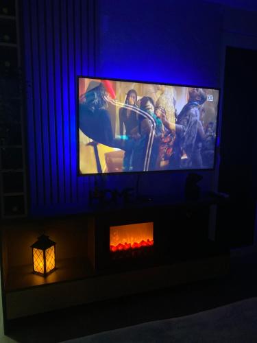 a tv screen with a movie on it with a light at SpaNish apartman in Niš