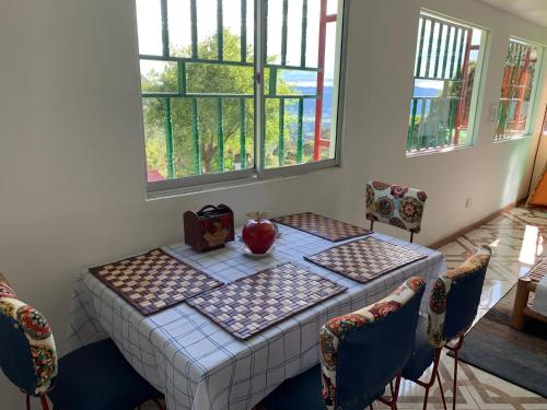 einen Tisch mit einem Apfel auf einem Zimmer in der Unterkunft Hotel Cerro Fuerte in Sopó