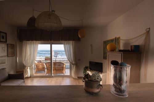 een woonkamer met uitzicht op een woonkamer bij TERRACINA SEA FRONT FANTASTIC APARTMENT WITH ONE CAR PRIVATE OPEN PARKING in Terracina