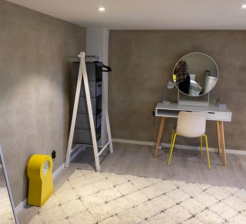 a dressing room with a desk and a mirror at Casa Annie & Nadja - Toppmodernt centralt i Borgholm in Borgholm