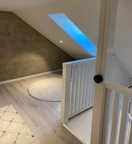 a room with a ceiling with a blue light at Casa Annie & Nadja - Toppmodernt centralt i Borgholm in Borgholm