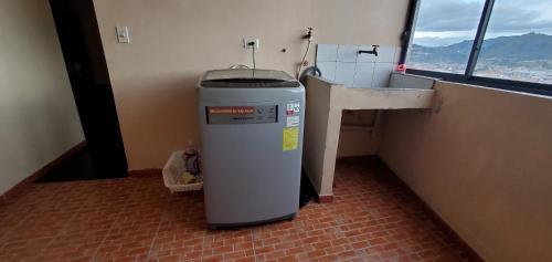 un cubo de basura en la esquina de una habitación en Departamento en Cuenca, 3 Habitaciones y parqueo gratis, en Cuenca