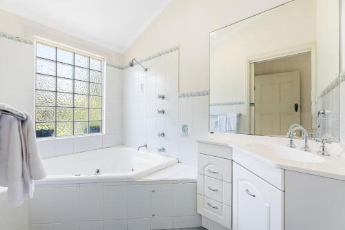 12 Bluewater Drive Narooma tesisinde bir banyo