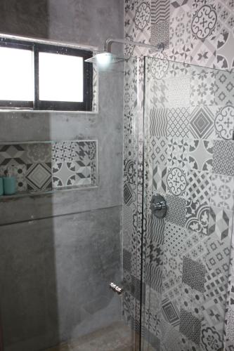 マサトランにある2br/2ba Condo 1 block to ocean! - Unit 6の浴室のガラス扉付きシャワー