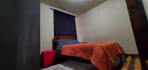 a small bedroom with a bed and a window at Departamento en Cuenca, 3 Habitaciones y parqueo gratis in Cuenca