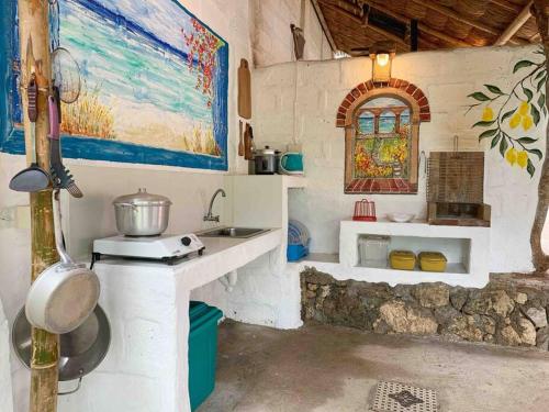 eine Küche mit einer Theke und einem Waschbecken in einem Zimmer in der Unterkunft Tree House by the Ocean ( for 2 guests) in Calatagan