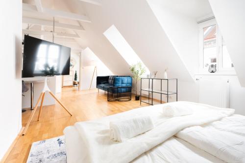 格拉茲的住宿－Comfy Downtown Loft - Self Check-in - Centre of Graz，白色卧室配有白色的床和平面电视