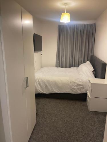Habitación pequeña con cama y ventana en Homely abode, en Croydon