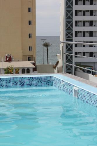 una gran piscina en la parte superior de un edificio en 2br/2ba Condo 1 block to ocean! - Unit 4 en Mazatlán