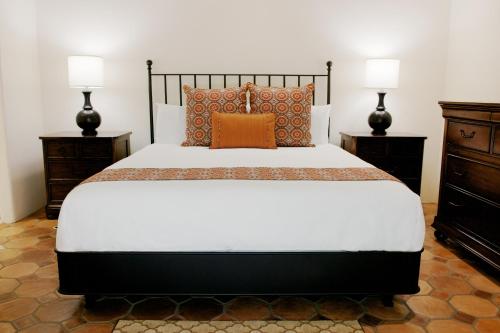 Ένα ή περισσότερα κρεβάτια σε δωμάτιο στο Cypress Inn