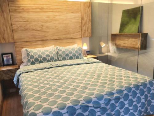 Ein Bett oder Betten in einem Zimmer der Unterkunft BGC Rustic-Themed Condo near Burgos Circle 100mbps