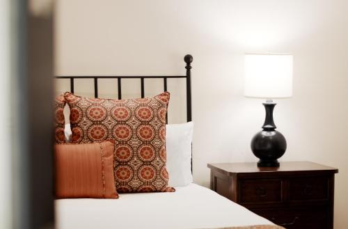 Ένα ή περισσότερα κρεβάτια σε δωμάτιο στο Cypress Inn
