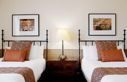 Ένα ή περισσότερα κρεβάτια σε δωμάτιο στο Cypress Inn