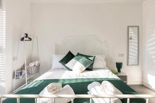 um quarto com uma cama com toalhas em New renovated studio flat with separate kitchen and bathroom em Southall