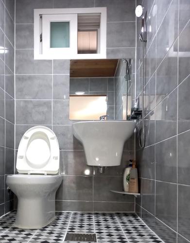 un baño con inodoro y lavabo en Buyongheon, en Jeonju