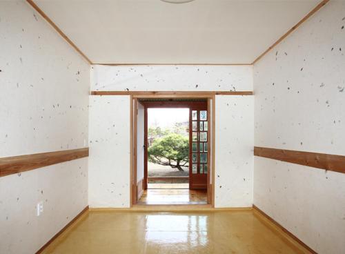 an empty room with a door leading to a tree at Buyongheon in Jeonju