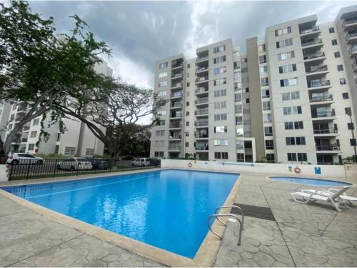 una piscina frente a un gran edificio de apartamentos en Beautiful Apartment Near Cali & Airport 2 bed 2 bath 2 pax en Yumbo