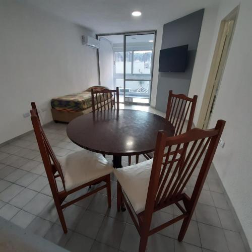 comedor con mesa, sillas y cama en Departamento Nueva Cordoba Chacabuco en Córdoba