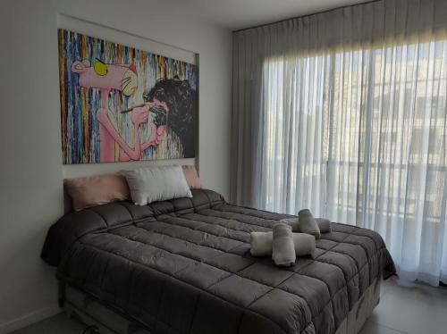 1 dormitorio con 1 cama grande y ventana grande en Double or 2-3 Beds Private Studio - PinkPanther en Buenos Aires