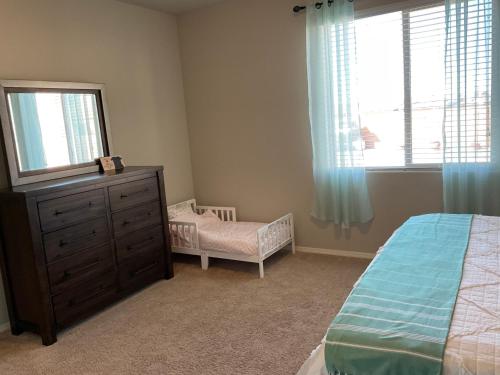1 dormitorio con cama, vestidor y cuna en Beautiful house in nice Rio Rancho New Mexico neighborhood, en Rio Rancho