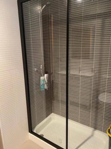 W łazience znajduje się prysznic ze szklanymi drzwiami. w obiekcie Costa da morte w mieście Malpica