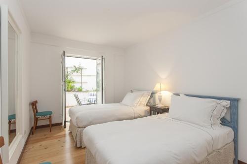 リスボンにあるBairrus Lisbon Apartments - Alfama IIのベッドルーム1室(ベッド2台、窓付)