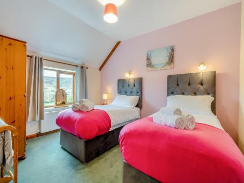 sypialnia z 2 łóżkami i oknem w obiekcie Stable Cottage - Uk42936 w mieście Rosedale Abbey