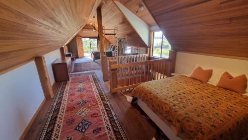 einen Blick über ein Schlafzimmer in einem winzigen Haus in der Unterkunft The Stables - Farm Stay in Strath Creek