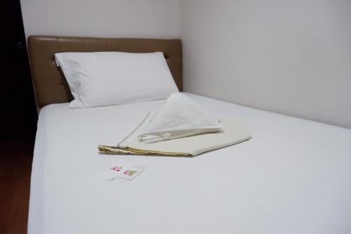 Una cama o camas en una habitación de FB Budgetel Suites