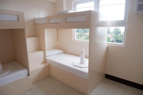 Una cama o camas en una habitación de FB Budgetel Suites