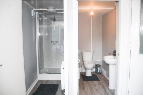 Ένα μπάνιο στο 2ndHomeStays- Willenhall-A Serene 3 Bed House with a Garden View-Suitable for Contractors and Families-Sleeps 9 - 7 mins to J10 M6 and 21 mins to Birmingham