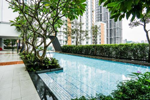 ein Schwimmbad in einer Stadt mit hohen Gebäuden in der Unterkunft Union Suites @ Sunway by Airhost in Petaling Jaya