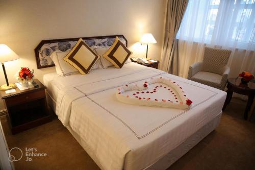 Postel nebo postele na pokoji v ubytování Lotus Saigon Hotel