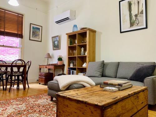 Posezení v ubytování La Rouge Cottage