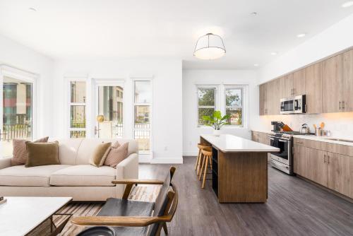 a white living room with a couch and a kitchen at Mint House Menlo Park by Kasa in Menlo Park