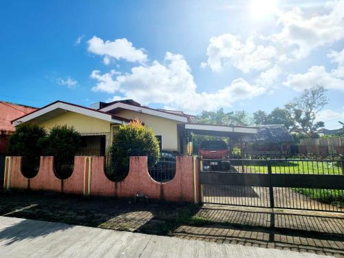 una cerca frente a una casa en D' ALORA Transient House, en Daet