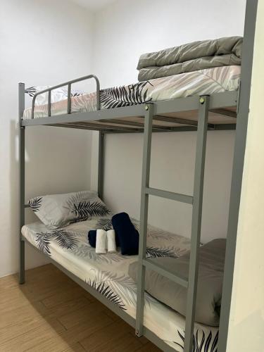 Bunk bed o mga bunk bed sa kuwarto sa ITCC Manhattan Suites by Stay In 6pax