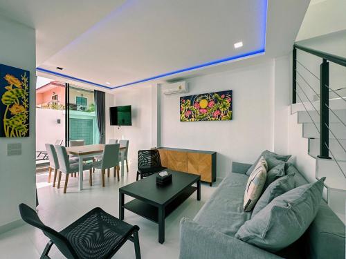 un salon avec un canapé et une table dans l'établissement CHATEAU DALE POOL VILLA 177 nearby WALKING STREET, à Pattaya (sud)