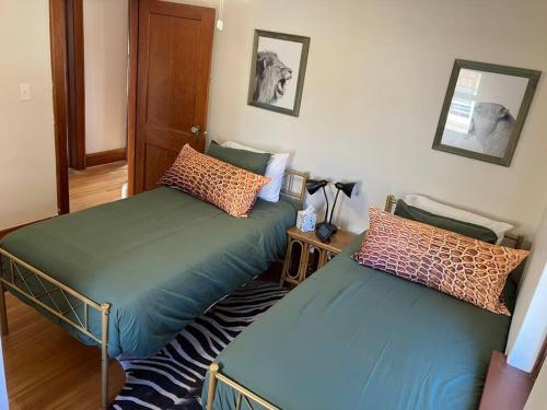 Una cama o camas en una habitación de The Parsonage of Marshall-4BR 2BA Entire House