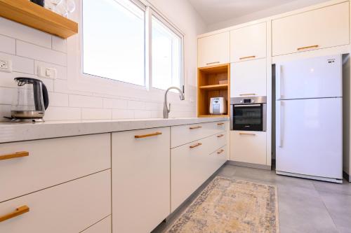 Η κουζίνα ή μικρή κουζίνα στο Villa Reefna