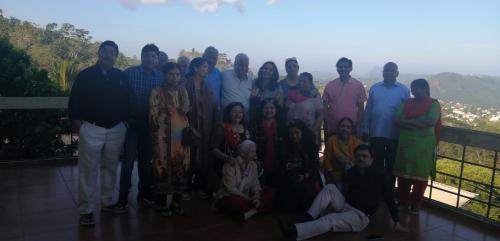 um grupo de pessoas posando para uma foto em uma varanda em Kandy Unique Hotel em Kandy