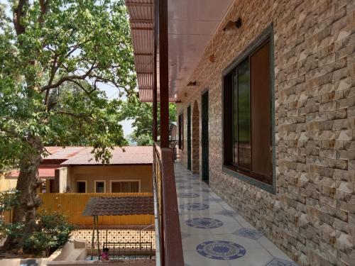 uma vista para o exterior de um edifício de tijolos com um pátio em Alpha House Matheran em Matheran