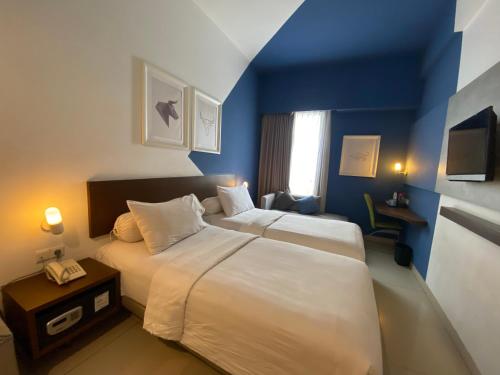Кровать или кровати в номере Ispi Hotel Cikarang Festival