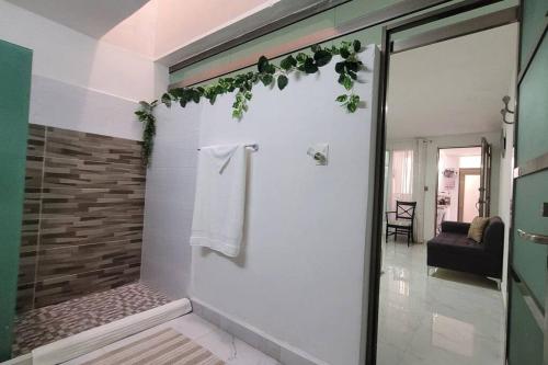 uma casa de banho com um chuveiro e uma porta de vidro em Departamento totalmente independiente! em Mérida