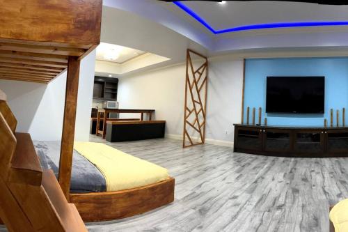 een kamer met een bed en een flatscreen-tv bij Modern Spacious For Big Group in Abbotsford